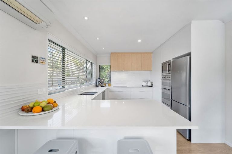 Photo of property in 43 Walton Street, Red Beach, 0932