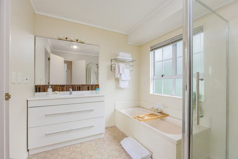 Photo of property in 2/112 Nigel Road, Browns Bay, Auckland, 0630