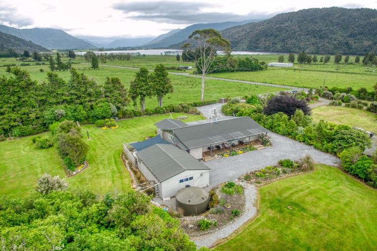 Photo of property in 2147 Lake Brunner Road, Inchbonnie, Kumara, 7875