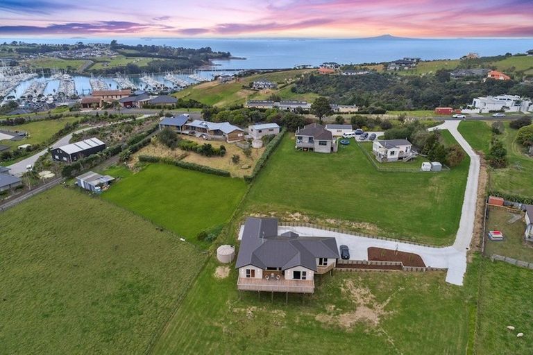 Photo of property in 38 Roberts Road, Matakatia, Whangaparaoa, 0930