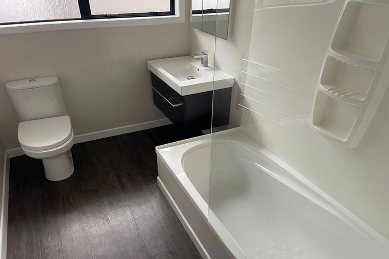 Photo of property in 2/28 Coroglen Avenue, Birkenhead, Auckland, 0626