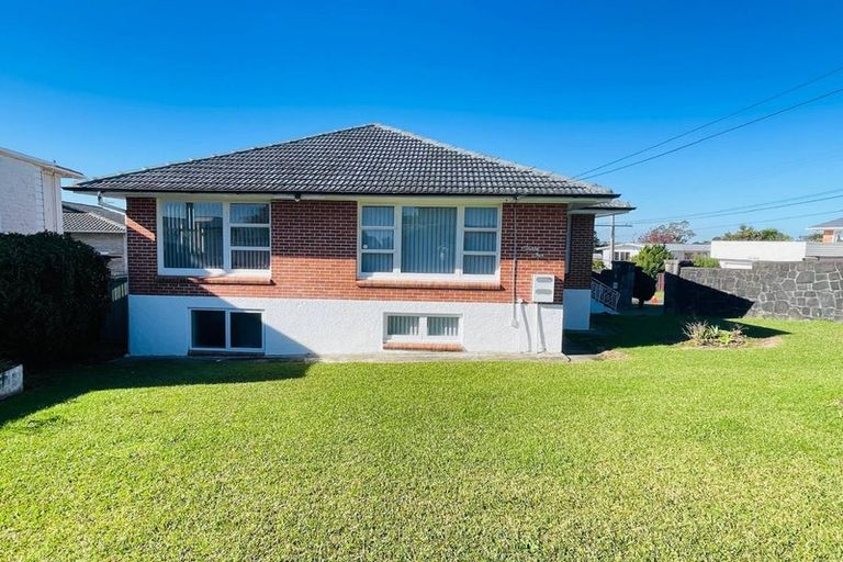 Photo of property in 31 Te Atatu Road, Te Atatu South, Auckland, 0610