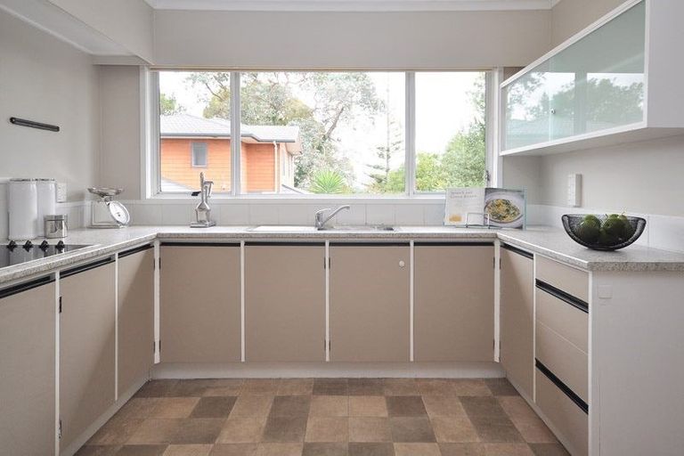 Photo of property in 2/4202a Great North Road, Glendene, Auckland, 0602