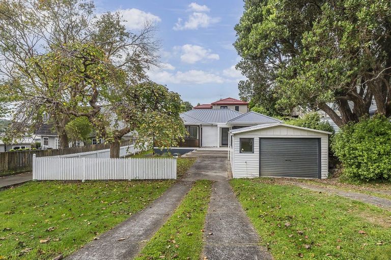 Photo of property in 44 The Drive, Tawa, Wellington, 5028