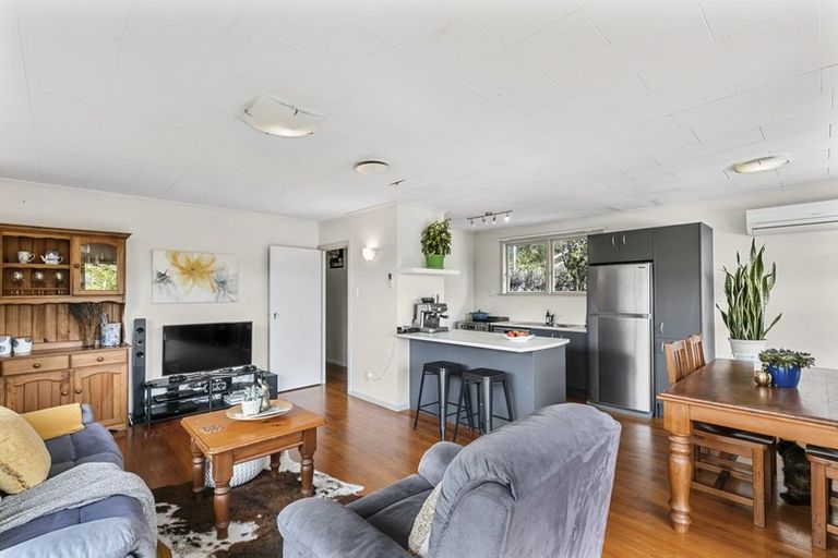 Photo of property in 5 Stella Grove, Newlands, Wellington, 6037