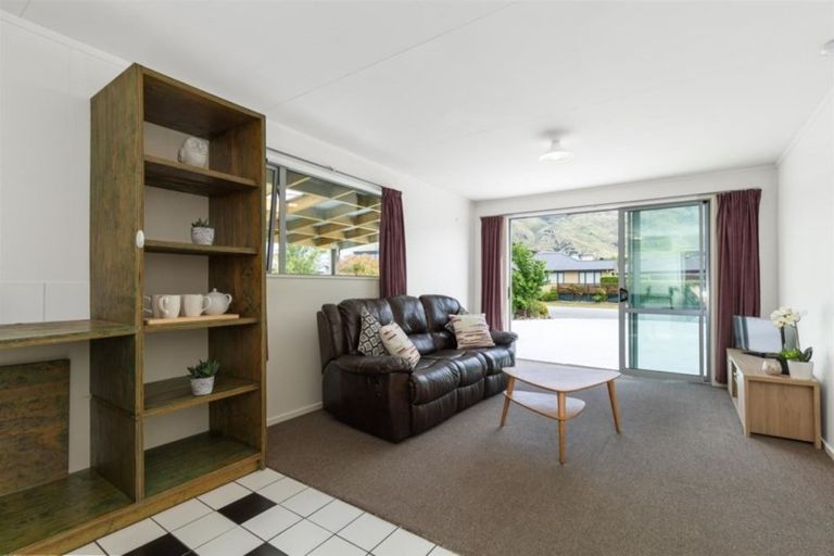 Photo of property in 1 Alpha Close, Wanaka, 9305