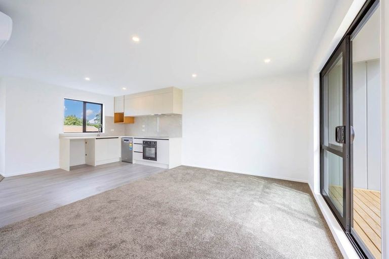 Photo of property in 3/17 Kingdale Road, Henderson, Auckland, 0610