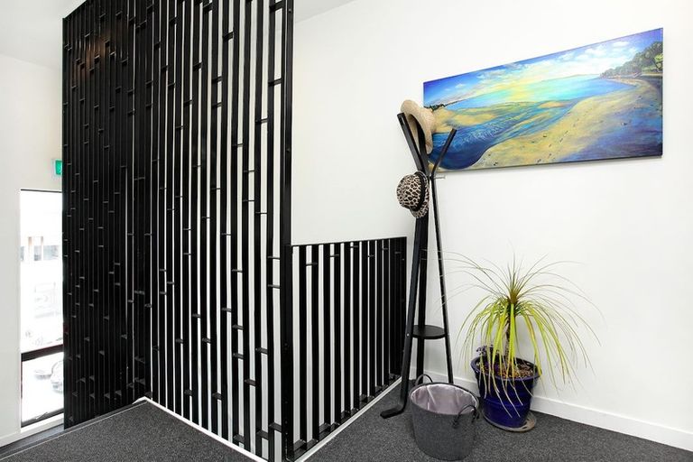 Photo of property in 2/2a Rawene Road, Birkenhead, Auckland, 0626