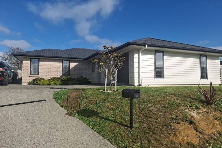 Photo of property in 5 Rewarewa Way, Timberlea, Upper Hutt, 5018