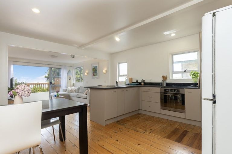 Photo of property in 38 Te Ahuahu Road, Piha, New Lynn, 0772