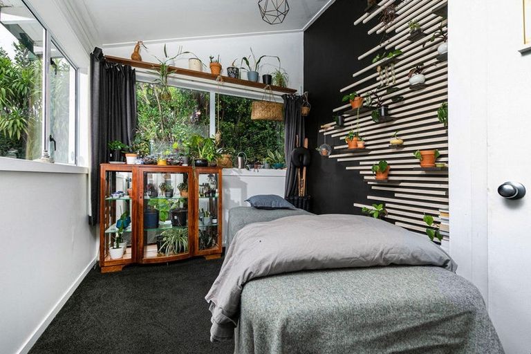 Photo of property in 5 Don Buck Road, Henderson, Auckland, 0614