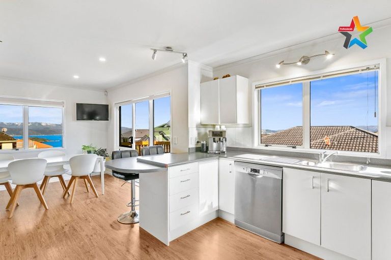 Photo of property in 8 Bennett Grove, Newlands, Wellington, 6037