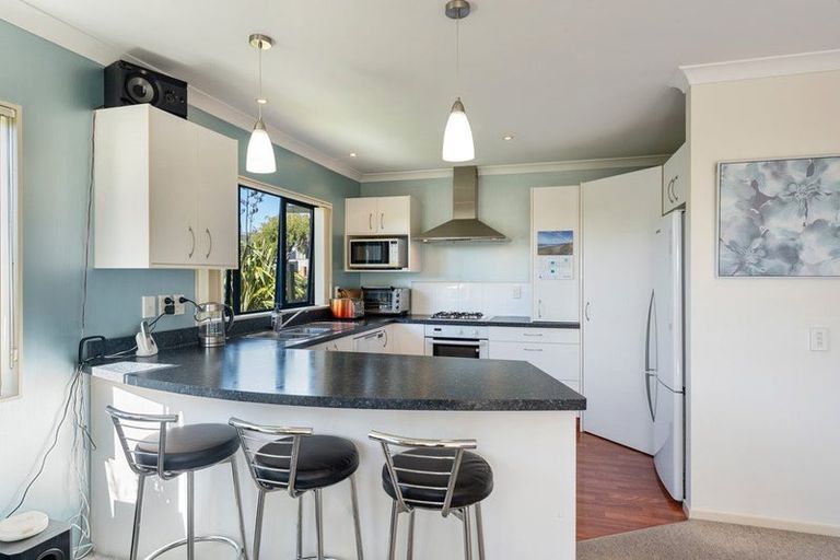 Photo of property in 4 Te Ropata Place, Waikanae Beach, Waikanae, 5036