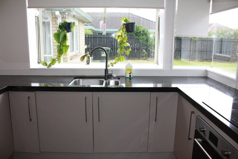 Photo of property in 2 Amadeus Place, Northpark, Auckland, 2013