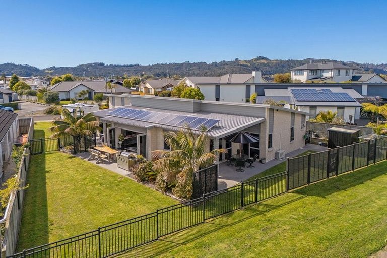 Photo of property in 18 Roseberry Place, Whitianga, 3510