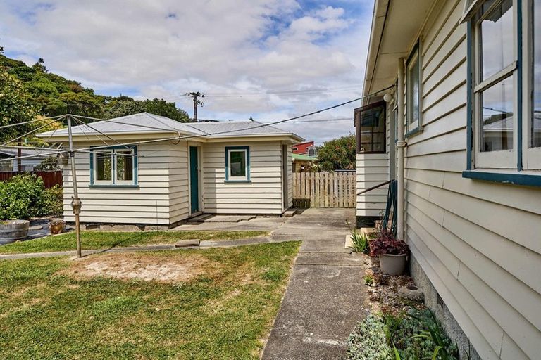 Photo of property in 58 Airlie Road, Plimmerton, Porirua, 5026