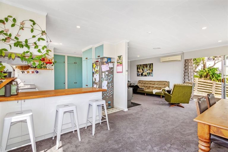 Photo of property in 32 Chapman Street, Newlands, Wellington, 6037