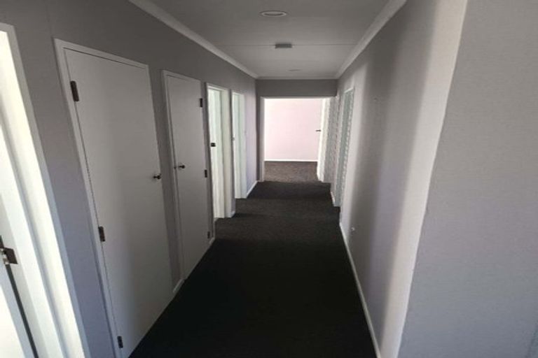 Photo of property in 43 Ruamahanga Crescent, Terrace End, Palmerston North, 4410