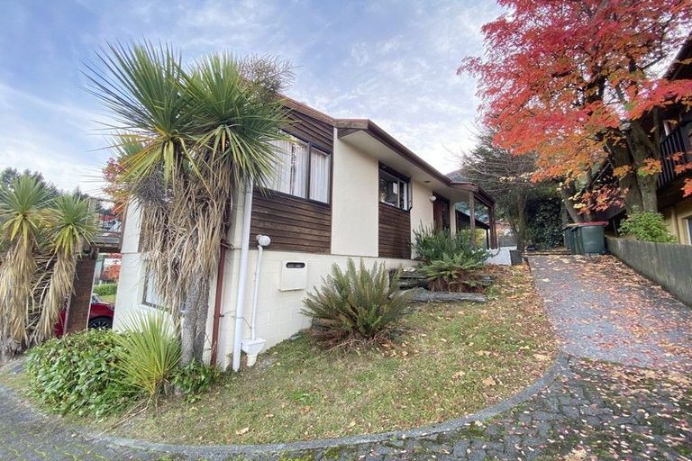 Photo of property in 8 Avalon Crescent, Fernhill, Queenstown, 9300