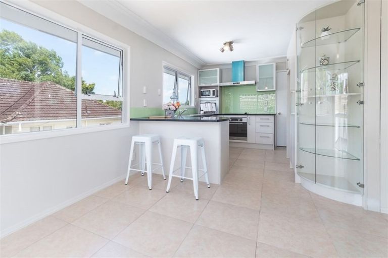 Photo of property in 2/200 Onewa Road, Birkenhead, Auckland, 0626