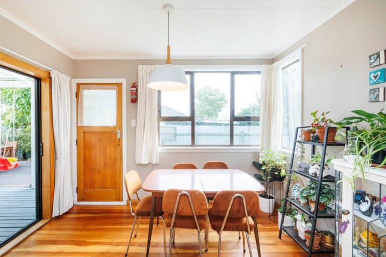 Photo of property in 11 Montrose Place, Takaro, Palmerston North, 4412