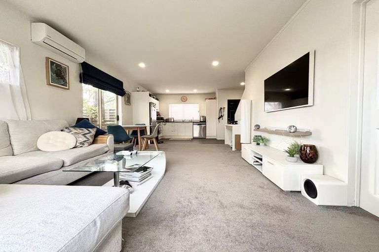 Photo of property in 1 Butia Avenue, Henderson, Auckland, 0612