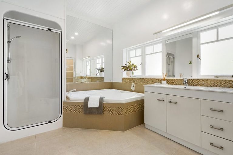 Photo of property in 2/40a Norwood Road, Bayswater, Auckland, 0622