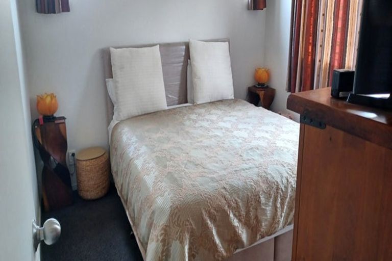 Photo of property in 64 Woodbank Drive, Glen Eden, Auckland, 0602