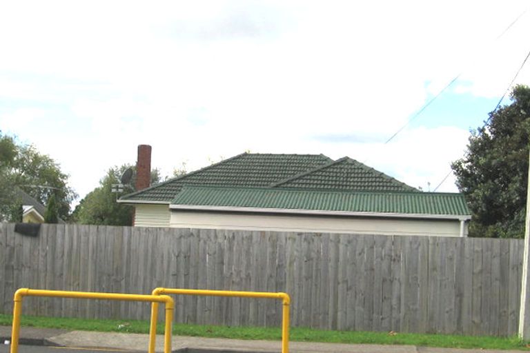 Photo of property in 715 Te Atatu Road, Te Atatu Peninsula, Auckland, 0610
