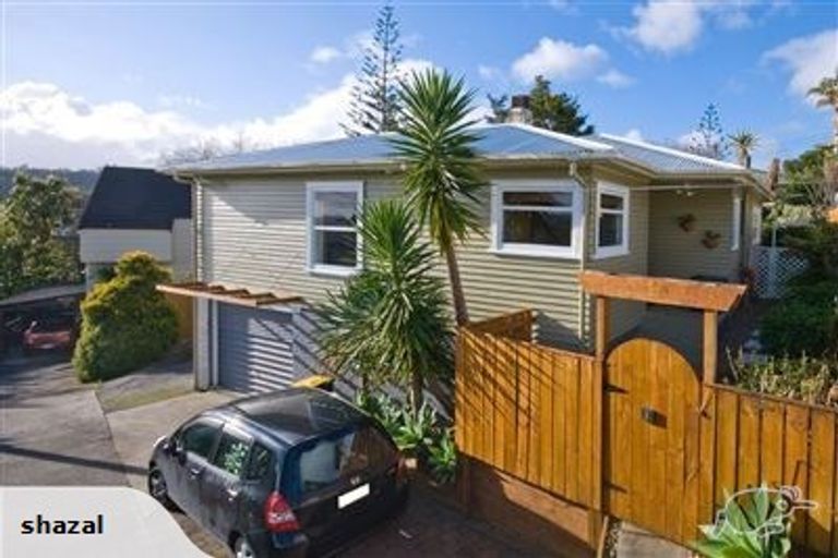 Photo of property in 2/1 Cronin Place, Beach Haven, Auckland, 0626