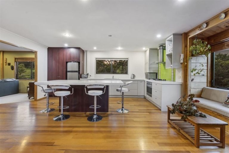 Photo of property in 6 Tasman Avenue, Henderson Valley, Auckland, 0614