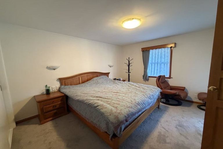 Photo of property in 12 Verena Place, Green Bay, Auckland, 0604