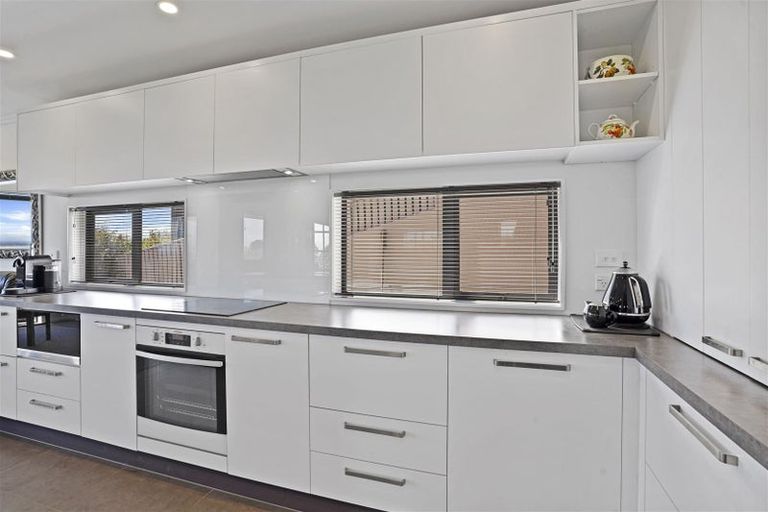 Photo of property in 11 Hilltop Lane, Mount Pleasant, Christchurch, 8081