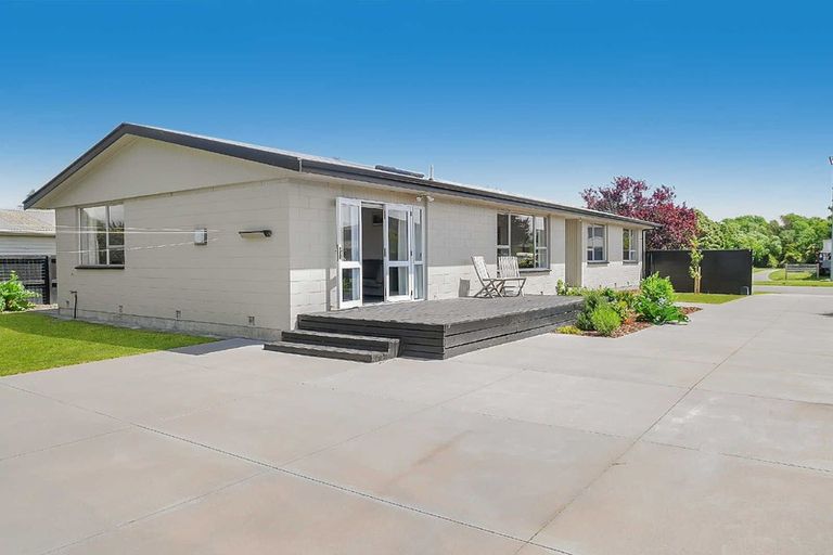 Photo of property in 93 Warren Crescent, Hillmorton, Christchurch, 8025