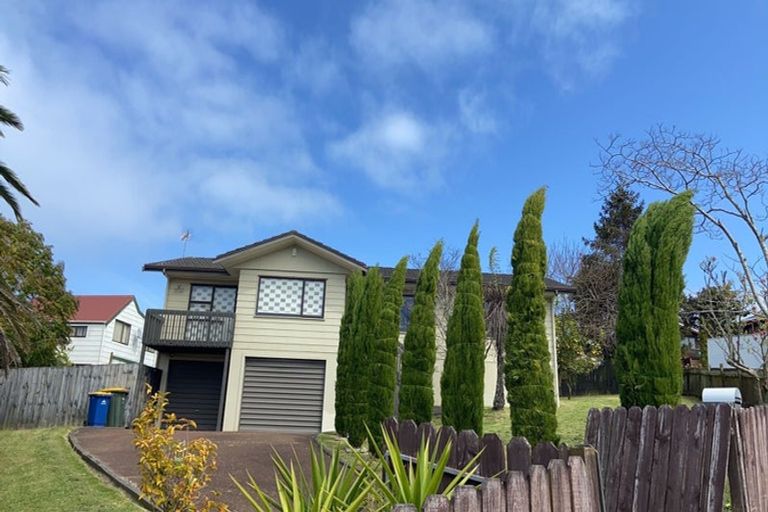 Photo of property in 12 Cassandra Grove, Totara Vale, Auckland, 0629
