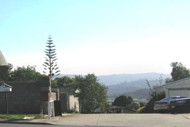 Photo of property in 1/4202a Great North Road, Glendene, Auckland, 0602