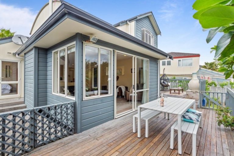 Photo of property in 18 Tyrico Close, Unsworth Heights, Auckland, 0632