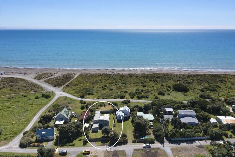 Photo of property in 49 Kapiti Lane, Otaki Beach, Otaki, 5512