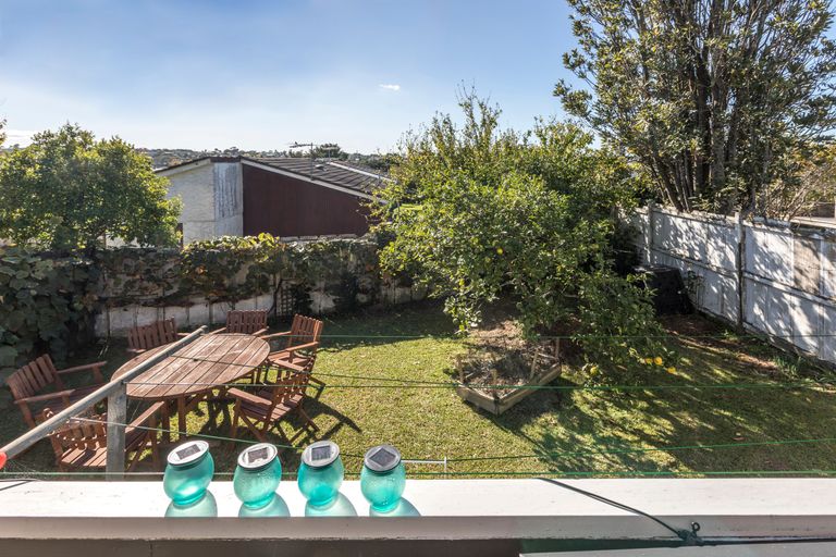 Photo of property in 2/309 Wairau Road, Totara Vale, Auckland, 0627