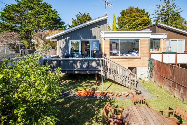 Photo of property in 2/309 Wairau Road, Totara Vale, Auckland, 0627