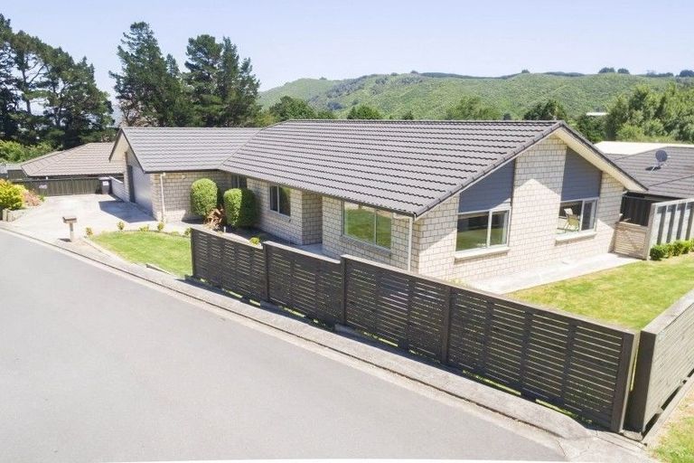 Photo of property in 22 Sunstone Crescent, Brown Owl, Upper Hutt, 5018