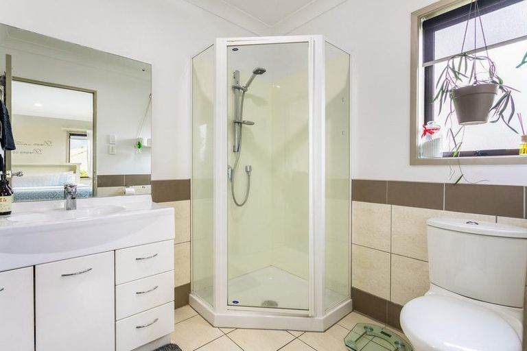 Photo of property in 53 Chesterfield Way, Orewa, 0931