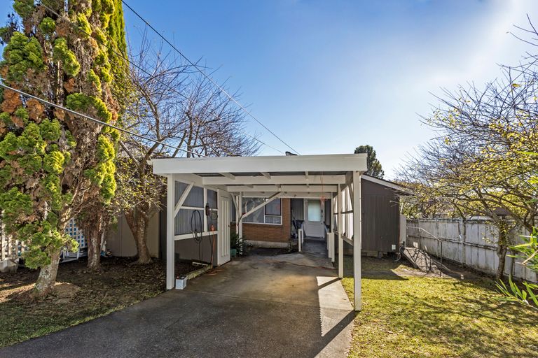 Photo of property in 2/309 Wairau Road, Totara Vale, Auckland, 0627