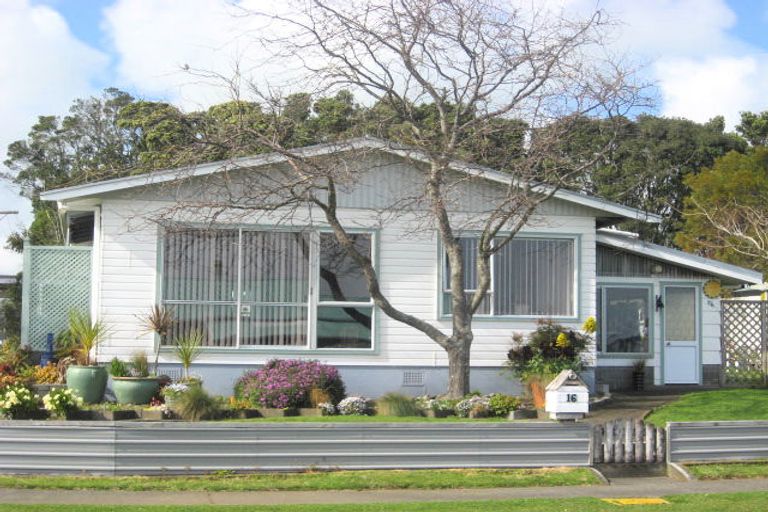 Photo of property in 16 Newbury Place, Waitara, 4320
