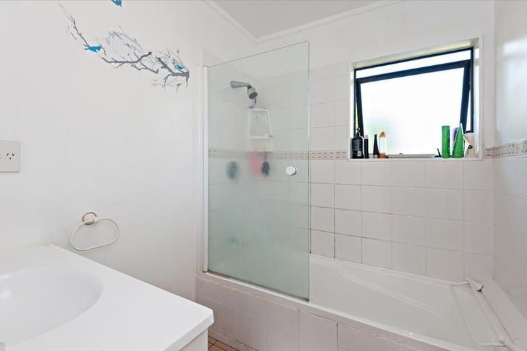 Photo of property in 21 Ginders Drive, Massey, Auckland, 0614