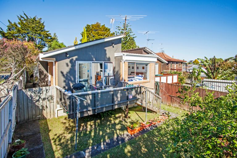 Photo of property in 2/309 Wairau Road, Totara Vale, Auckland, 0627