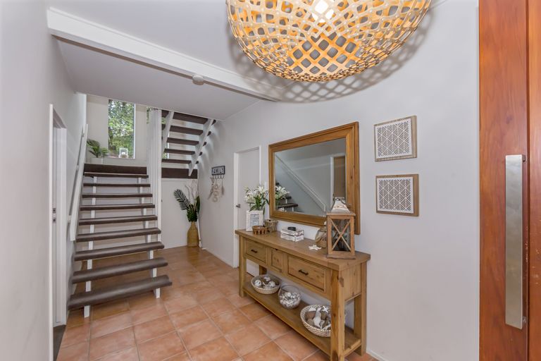 Photo of property in 1 Pluto Place, Beach Haven, Auckland, 0626