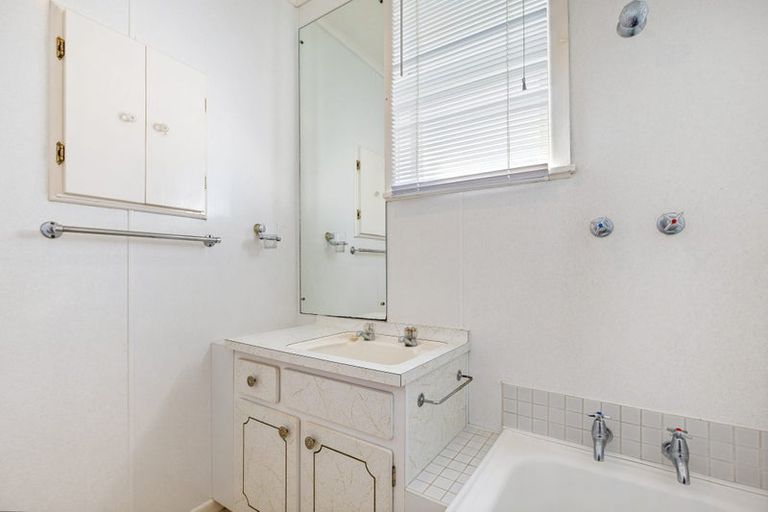Photo of property in 30 Sylvan Crescent, Te Atatu South, Auckland, 0610
