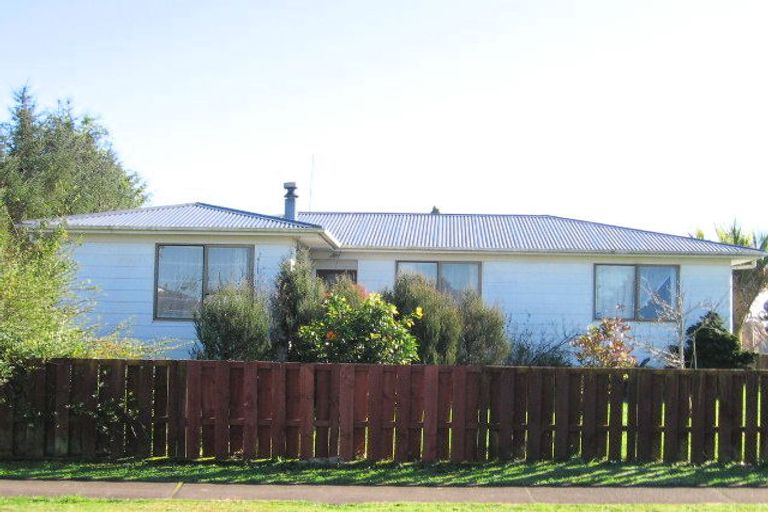 Photo of property in 34 Pukeroa Place, Papakura, 2110