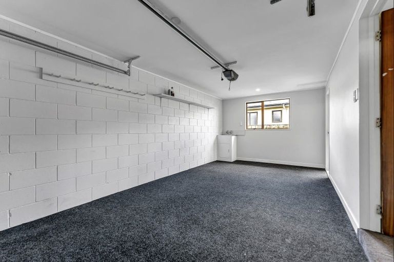 Photo of property in 17 Edgewater Parade, Waiuku, 2123